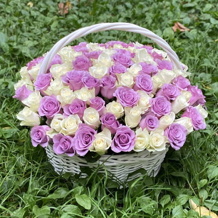 101 белая и сиреневая роза в корзине